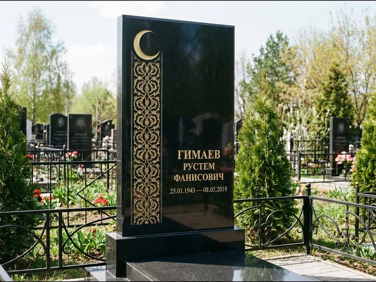 Памятник с гравировкой полумесяца — золочёный полумесяц и колонна растительного орнамента-ислими, работа «Гимаев» в Новокузнецке