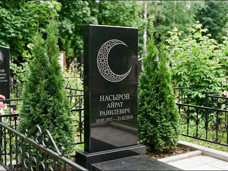 Памятник с гравировкой полумесяца — гравировка полумесяца в геометрическом орнаменте-гирихе, работа «Насыров» в Новокузнецке