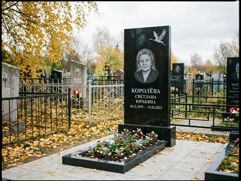 Памятник с гравировкой журавлей — белая гравировка клина журавлей, уходящего в верхний угол ст, работа «Королёва» в Новокузнецке
