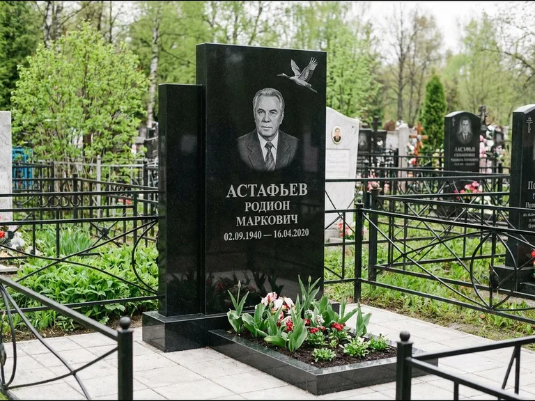 Памятник с гравировкой журавлей — гравировка одиночного летящего журавля над портретом, работа «Астафьев» в Новокузнецке