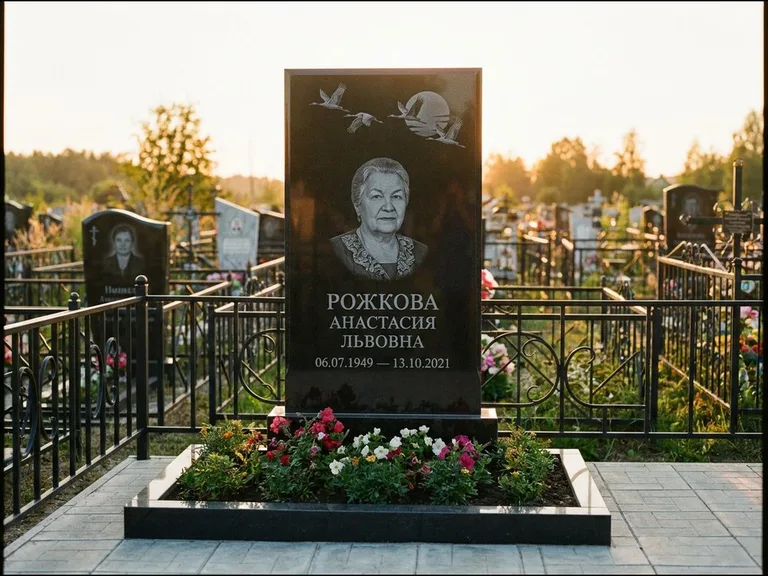 Памятник с гравировкой журавлей — гравировка клина журавлей на фоне солнечного диска, работа «Рожкова» в Новокузнецке