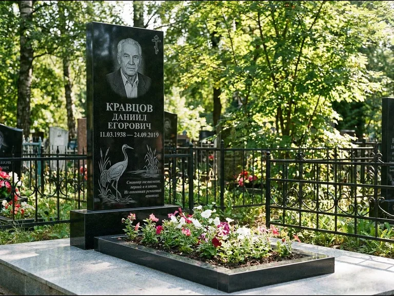 Памятник с гравировкой журавлей — гравировка журавля у камышей рядом с эпитафией, работа «Кравцов» в Новокузнецке
