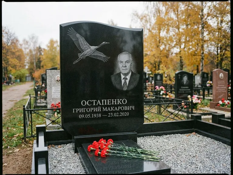 Памятник с гравировкой журавлей — гравировка журавлей, работа «Остапенко» в Новокузнецке