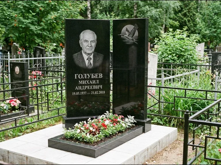 Памятник с гравировкой журавлей — гравировка клина журавлей на фоне солнечного диска, работа «Голубев» в Новокузнецке