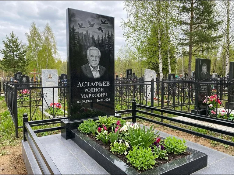 Памятник с гравировкой журавлей — гравировка силуэтов журавлей над еловым лесом, работа «Астафьев» в Новокузнецке