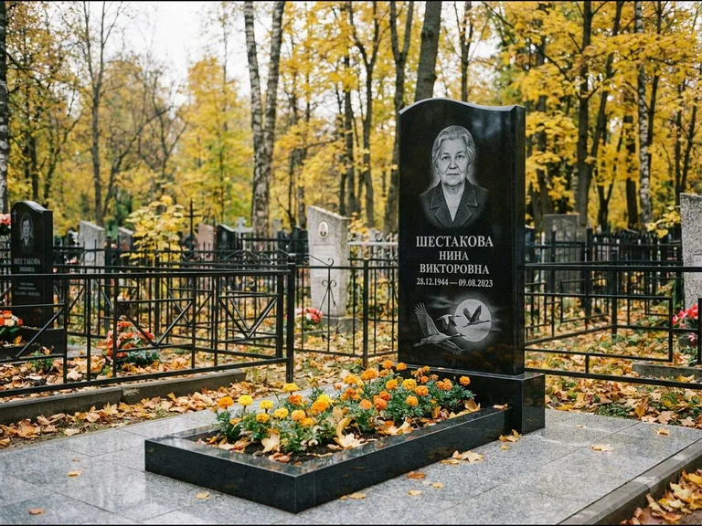 Памятник с гравировкой журавлей — гравировка клина журавлей на фоне солнечного диска, работа «Шестакова» в Новокузнецке