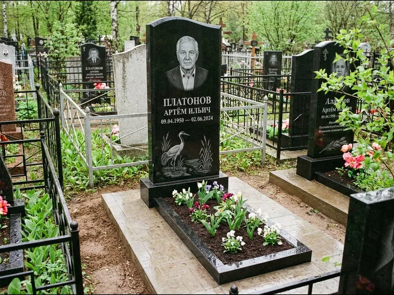 Памятник с гравировкой журавлей — гравировка журавля у камышей рядом с эпитафией, работа «Платонов» в Новокузнецке