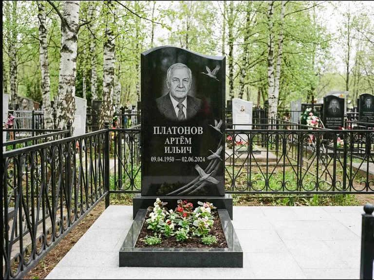 Памятник с гравировкой журавлей — гравировка трёх журавлей по диагонали через свободное поле с, работа «Платонов» в Новокузнецке