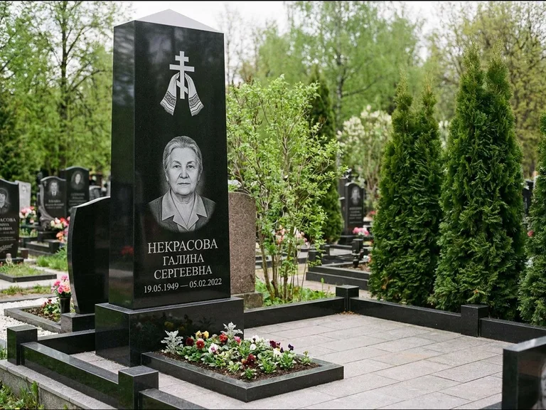 Памятник из чёрного гранита — стела-пилон с ажурным резным крестом, работа «Ерофеева» в Новокузнецке