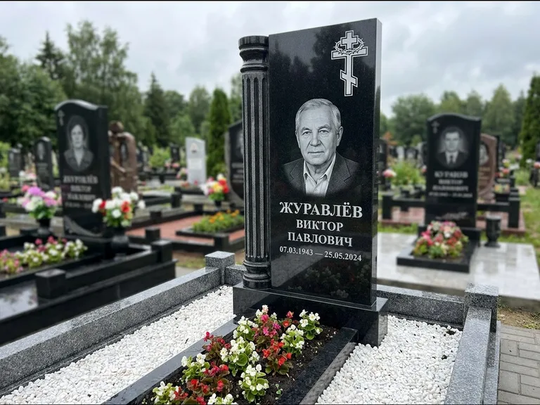 Памятник из чёрного гранита — семейный мемориал из двух стел с крестом с рушником, работа «Гущин» в Новокузнецке