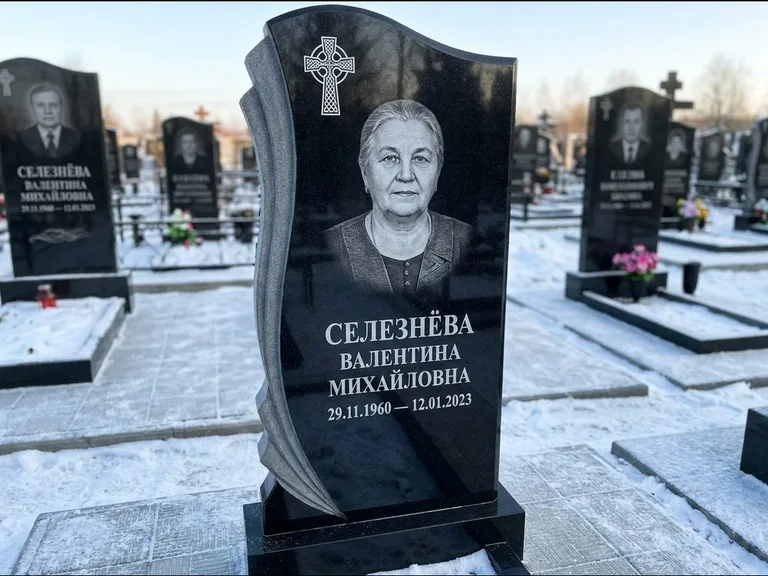 Памятник из чёрного гранита — восьмигранный обелиск с кельтским крестом, работа «Некрасова» в Новокузнецке