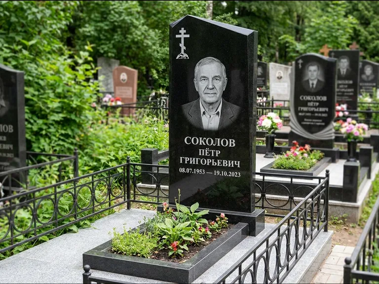 Памятник из чёрного гранита — полукруглая стела с крестом на Голгофе, работа «Журавлёв» в Новокузнецке