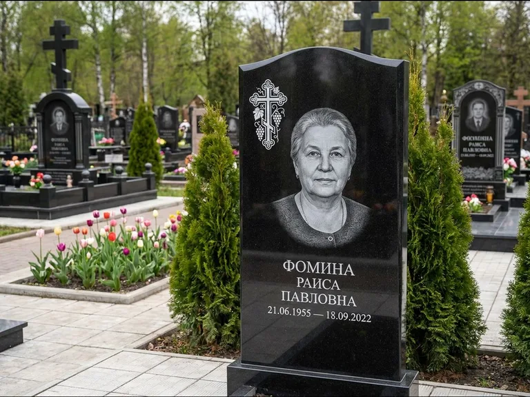 Памятник из чёрного гранита — двухцветная стела с крестом с распятием, работа «Одинцова» в Новокузнецке
