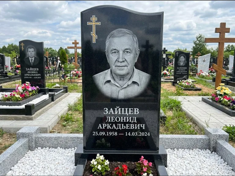 Памятник из чёрного гранита — горизонтальная семейная стела с аркой с процветшим крестом с виноградной лозой, работа «Верещагин» в Новокузнецке