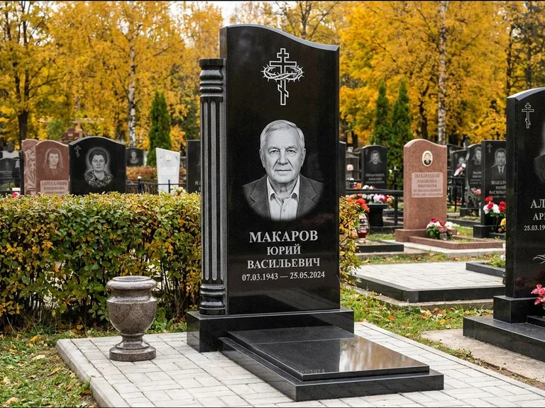 Памятник из чёрного гранита — асимметричная стела с крестом с рушником, работа «Панкратов» в Новокузнецке