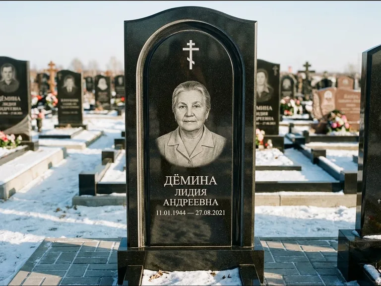 Памятник из чёрного гранита — стела-триптих с крестом с терновым венцом, работа «Ерофеева» в Новокузнецке