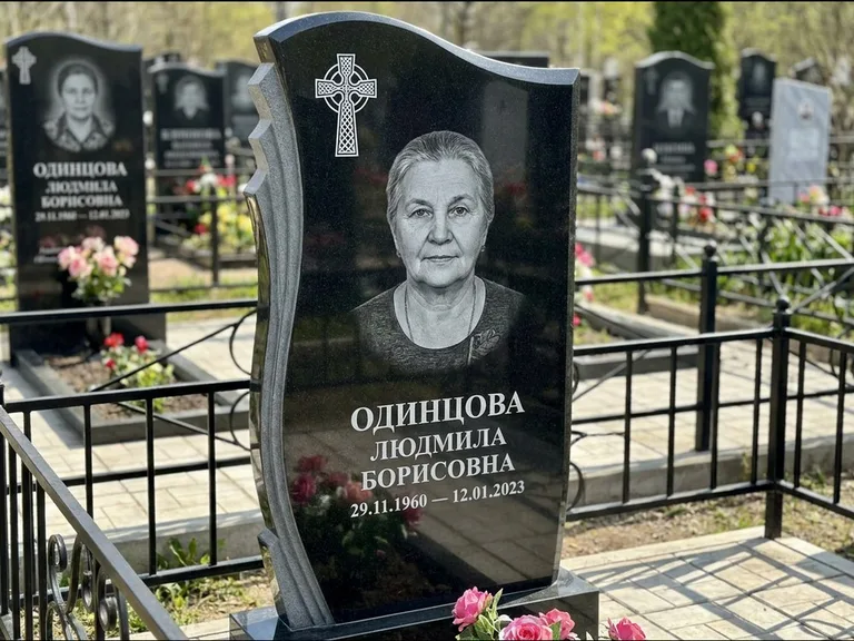 Памятник из чёрного гранита — стела с портретным овалом с кельтским крестом, работа «Савельева» в Новокузнецке