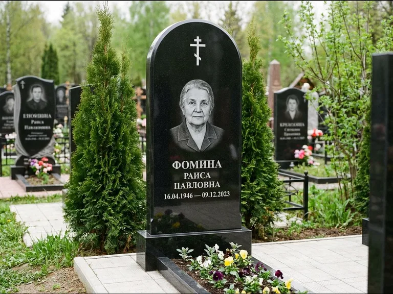 Памятник из чёрного гранита — вертикальная стела с латинским крестом, работа «Некрасова» в Новокузнецке