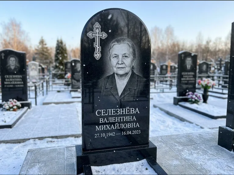 Памятник из чёрного гранита — массивная стела с крестом в лучах с крестом в лучах, работа «Одинцова» в Новокузнецке