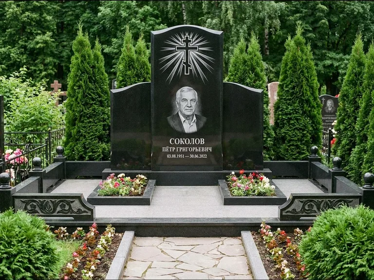 Памятник из чёрного гранита — низкая стела с крестом сбоку с золочёным крестом, работа «Верещагин» в Новокузнецке