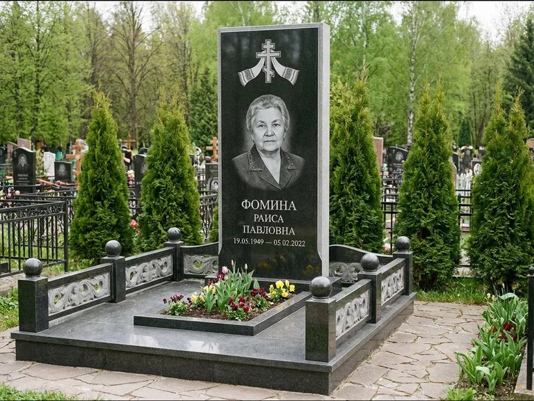 Памятник из чёрного гранита — семейный мемориал с ажурным резным крестом, работа «Мельникова» в Новокузнецке