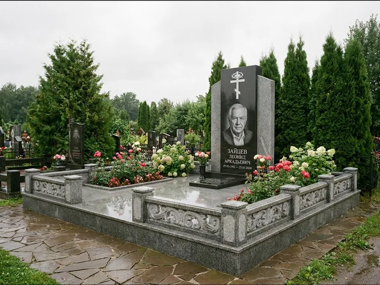 Памятник из чёрного гранита — стела с двумя портретами с крестом с рушником, работа «Богданов» в Новокузнецке