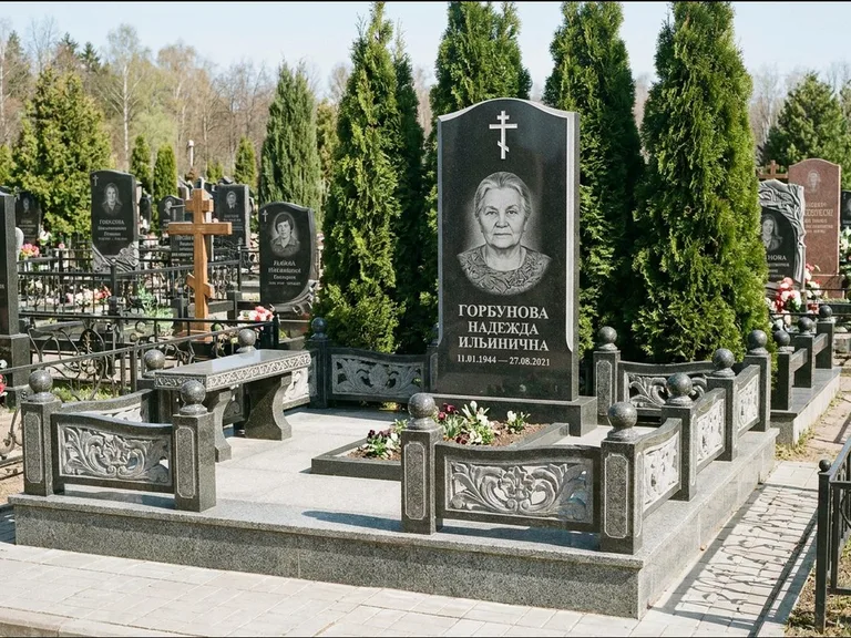 Памятник из чёрного гранита — стела с золочёным крестом с крестом с терновым венцом, работа «Селезнёва» в Новокузнецке