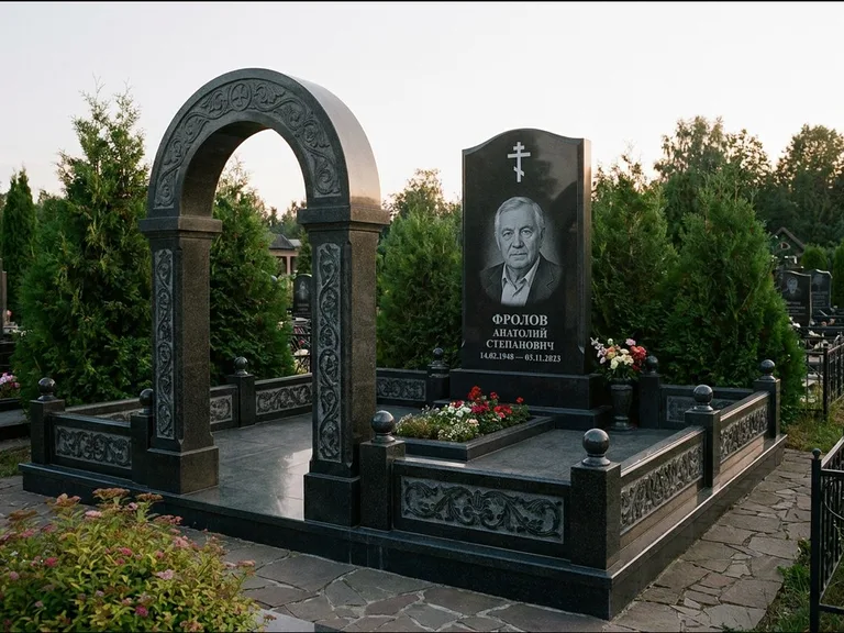 Памятник из чёрного гранита — высокая стела с процветшим крестом с православным восьмиконечным крестом, работа «Панкратов» в Новокузнецке