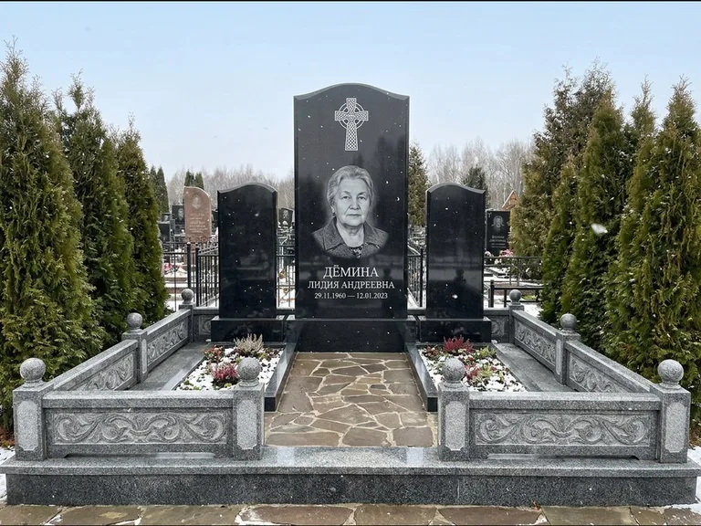 Памятник из чёрного гранита — стела с крестом и ветвью с кельтским крестом, работа «Лаврентьева» в Новокузнецке