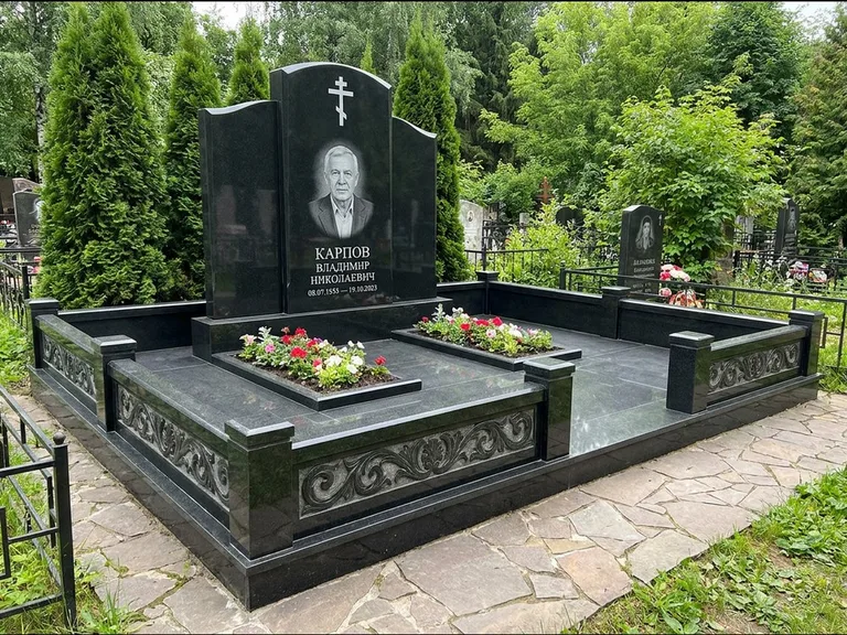 Памятник из чёрного гранита — двойная семейная стела с крестом на Голгофе, работа «Тихонов» в Новокузнецке
