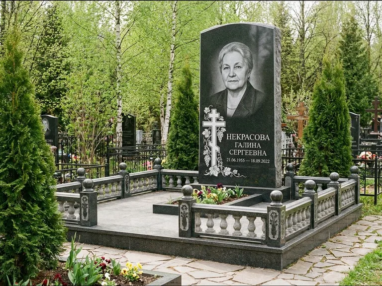 Памятник из чёрного гранита — стела с крестом и книгой с крестом с распятием, работа «Савельева» в Новокузнецке