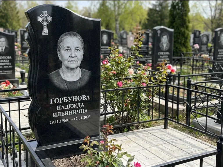 Памятник из чёрного гранита — высокий обелиск с кельтским крестом, работа «Одинцова» в Новокузнецке