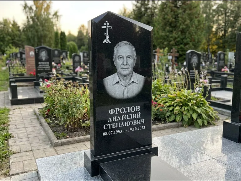 Памятник из чёрного гранита — стела со столиком и скамьёй с крестом на Голгофе, работа «Верещагин» в Новокузнецке