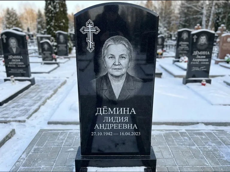 Памятник из чёрного гранита — стела домиком с крестом в лучах, работа «Селезнёва» в Новокузнецке