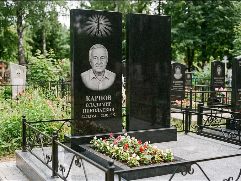 Памятник из чёрного гранита — ступенчатая стела с золочёным крестом, работа «Панкратов» в Новокузнецке