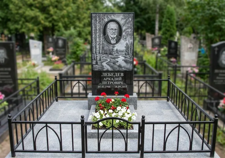 Памятник с гравировкой берёзовой рощи, портретом и надписью в Новокузнецке