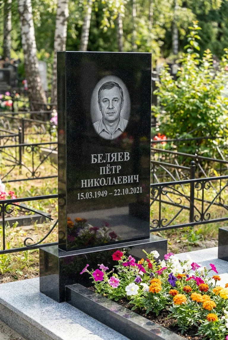 Вертикальный чёрный гранитный памятник под ключ с цветником в Новокузнецке