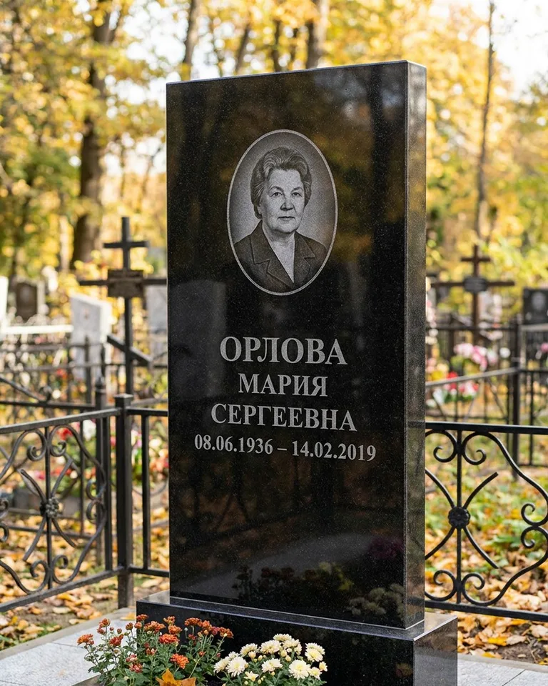 Вертикальный серый гранитный памятник под ключ, осень в Новокузнецке