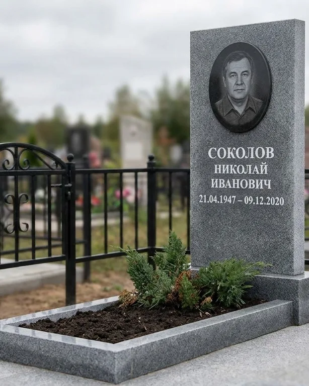 Чёрный памятник под ключ на гранитном цоколе в Новокузнецке