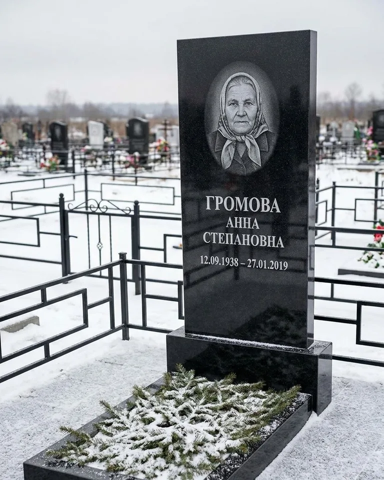 Простой вертикальный памятник под ключ зимой в Новокузнецке