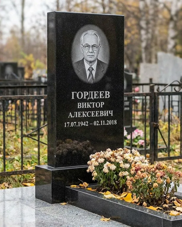 Памятник под ключ с гранитным цоколем и плиткой в Новокузнецке