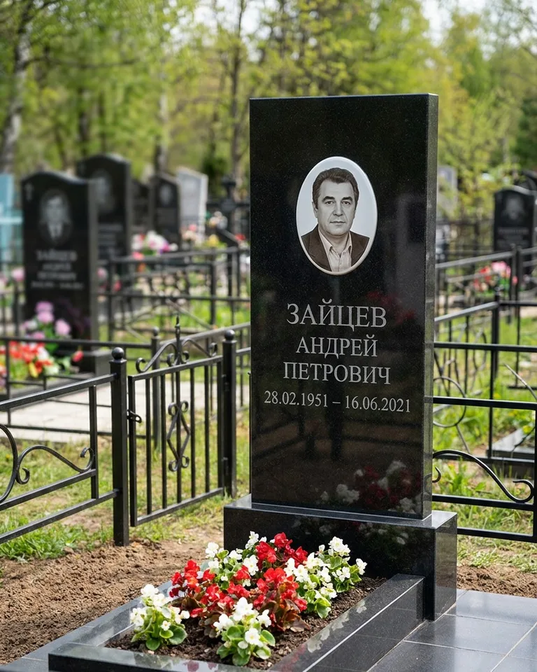 Памятник под ключ с гранитной вазой и цветами в Новокузнецке