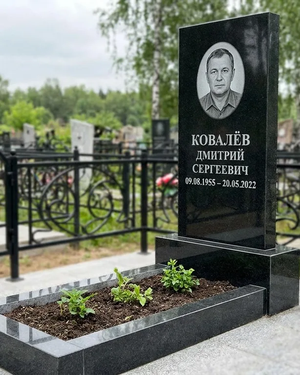 Горизонтальный серый памятник под ключ, осень в Новокузнецке