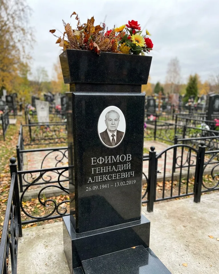 Двойной семейный памятник под ключ с портретами в Новокузнецке