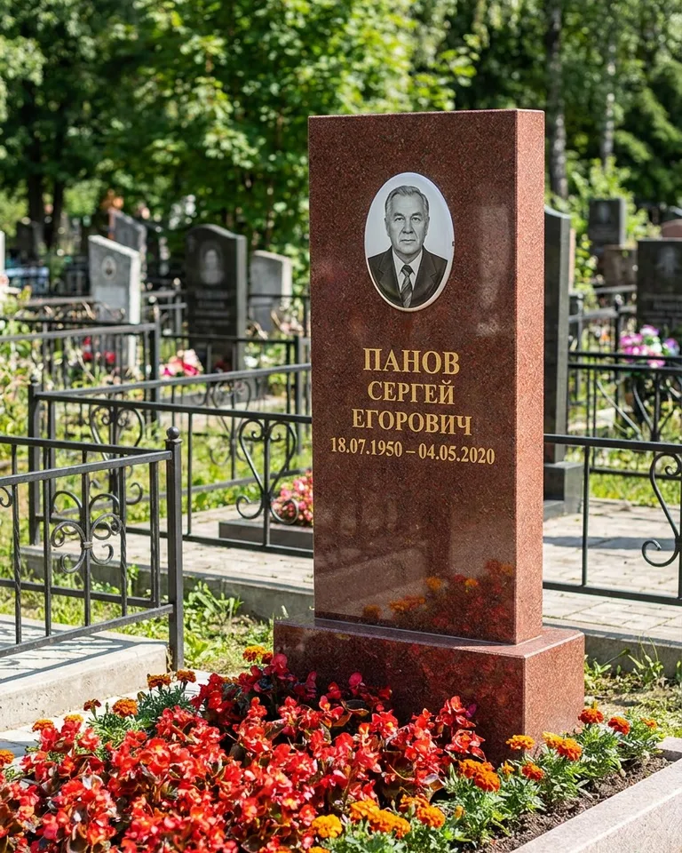 Двойной серый памятник под ключ с вазой в Новокузнецке