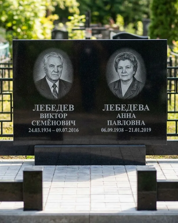 Памятник под ключ из красного гранита в Новокузнецке