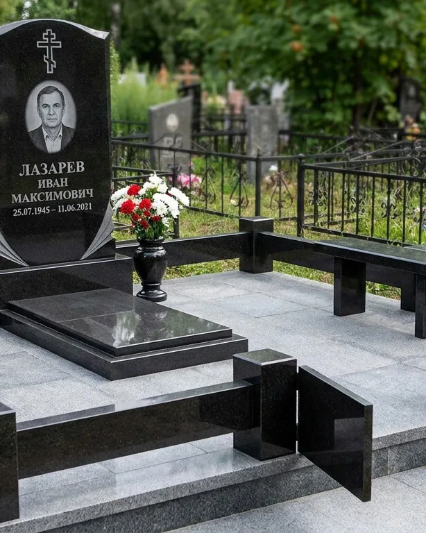 Памятник под ключ зимой с венком в Новокузнецке
