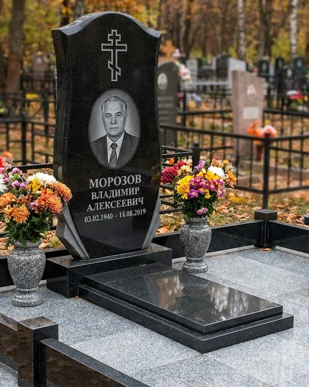 Памятник под ключ со скамьёй и мощением в Новокузнецке