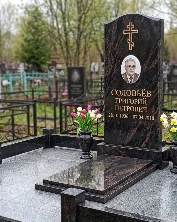 Памятник под ключ с гранитным цоколем и вазой, осень в Новокузнецке