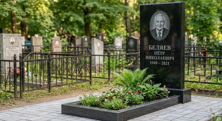 Памятник под ключ в Новокузнецке — гранитная стела с цветником и благоустройством, установлен под ключ